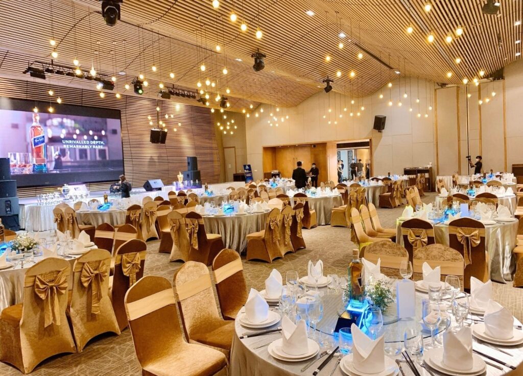 hoa minh vao lan nuoc trong xanh tai quinter central nha trang 12 1647782725